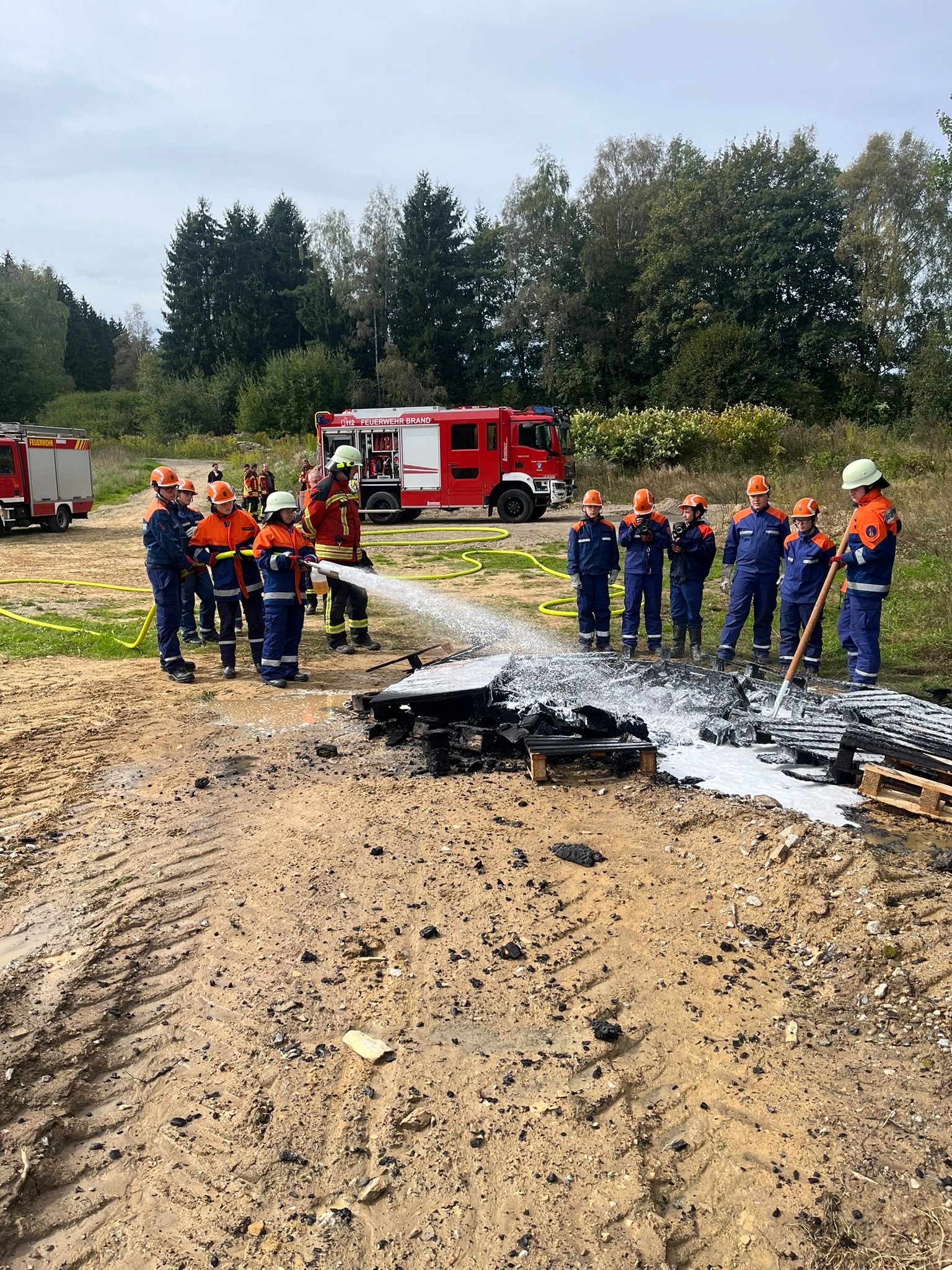 Du betrachtest gerade 24 Stunden im Dienst wie die Profis: Jugendfeuerwehr meistert erfolgreichen Berufsfeuerwehrtag